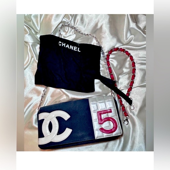 Beautiful Chanel Vintage CC Logo Chocolate Bar Pochette . ๐โค๏ธ๐ค - Picture 1 of 10